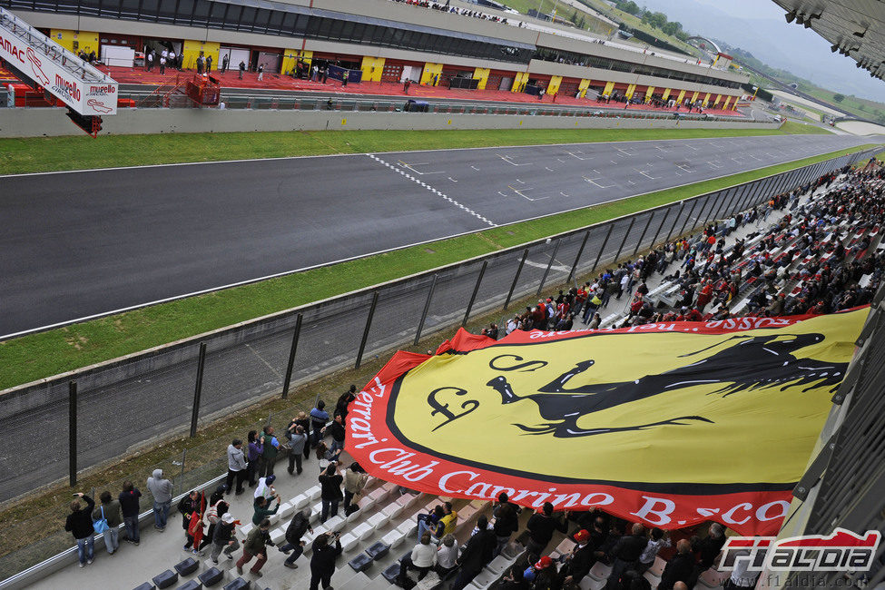 Los 'tifosi' muestran una bandera de Ferrari en la tribuna de Mugello