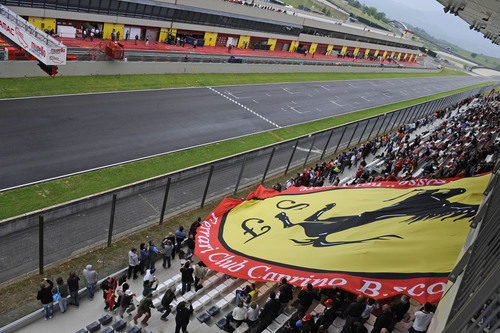 Los 'tifosi' muestran una bandera de Ferrari en la tribuna de Mugello