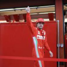 Fernando Alonso saluda a los 'tifosi' en el circuito de Mugello