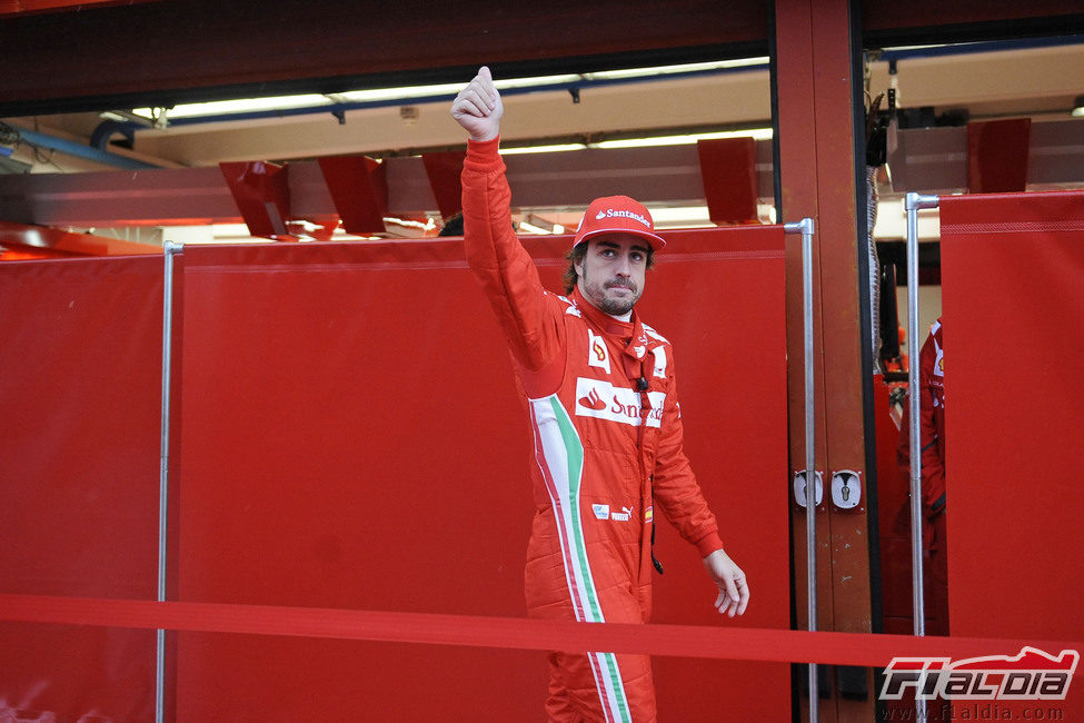 Fernando Alonso saluda a los 'tifosi' en el circuito de Mugello