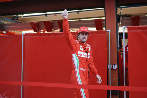 Fernando Alonso saluda a los 'tifosi' en el circuito de Mugello