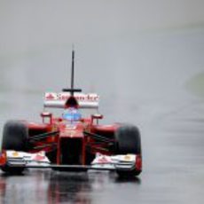 Fernando Alonso bajo la lluvia en los test de Mugello