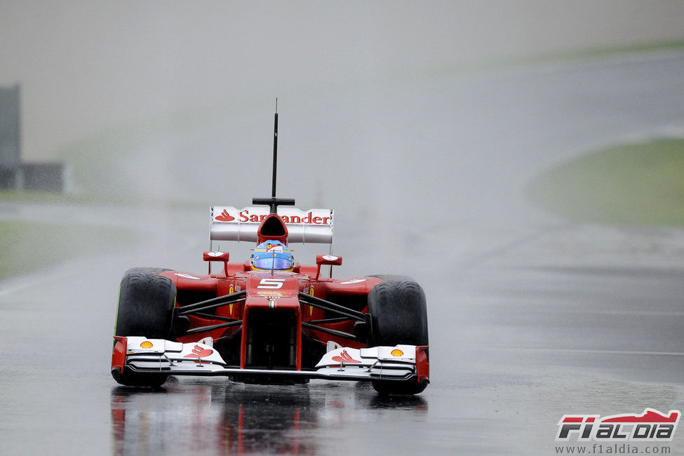Fernando Alonso bajo la lluvia en los test de Mugello