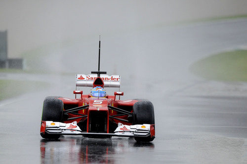 Fernando Alonso bajo la lluvia en los test de Mugello