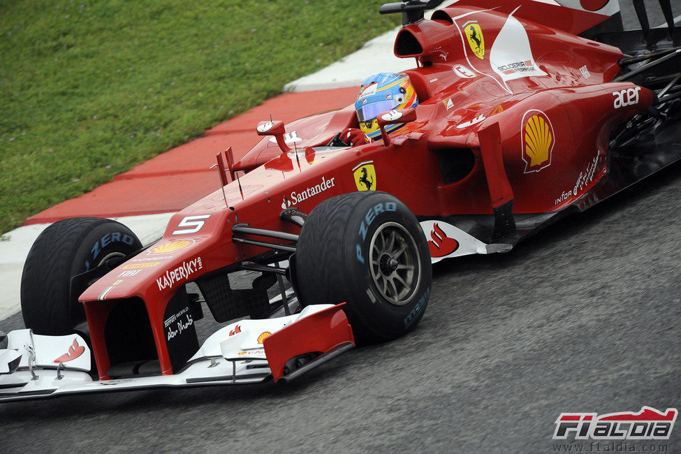 Fernando Alonso pilota el Ferrari F2012 en los test de Mugello