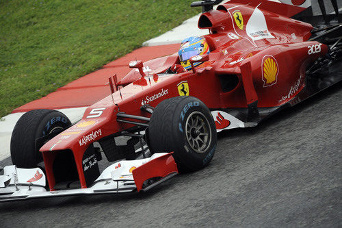 Fernando Alonso pilota el Ferrari F2012 en los test de Mugello