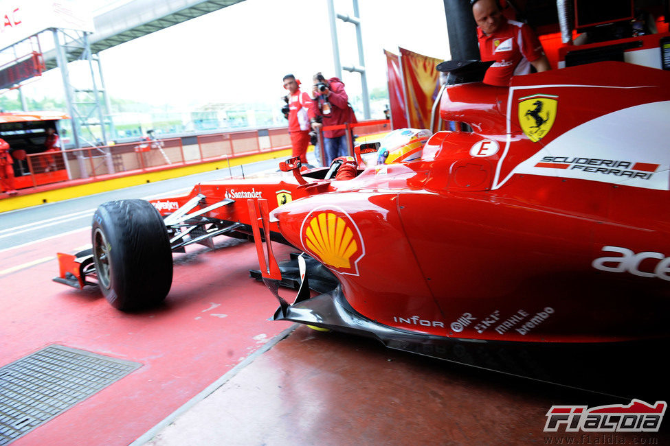 Fernando Alonso sale de boxes en el circuito de Mugello