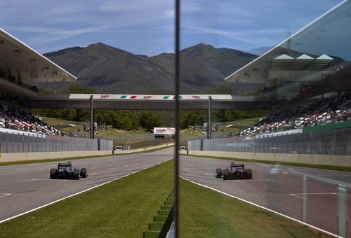 Michael Schumacher pasa por la recta principal de Mugello