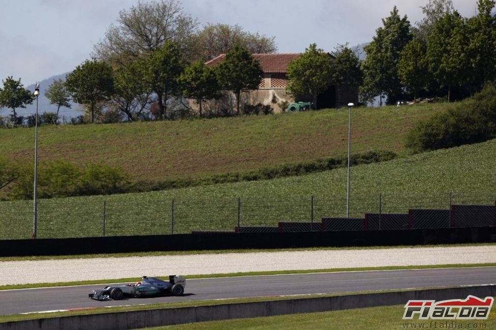 Michael Schumacher rueda en los test de Mugello