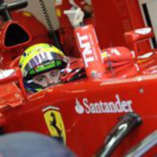 Felipe Massa subido al F2012 en el box de Mugello