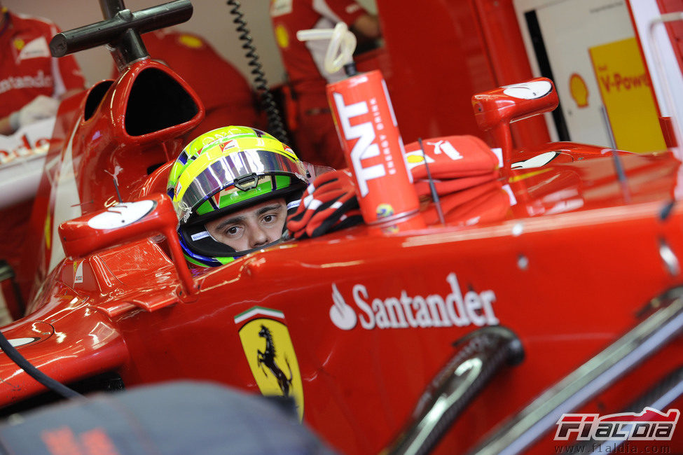 Felipe Massa subido al F2012 en el box de Mugello