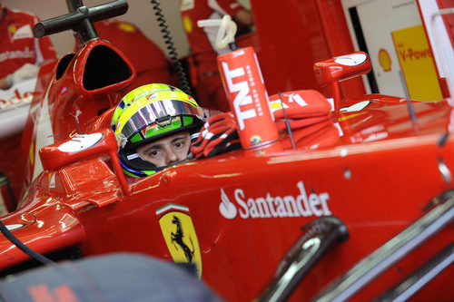 Felipe Massa subido al F2012 en el box de Mugello