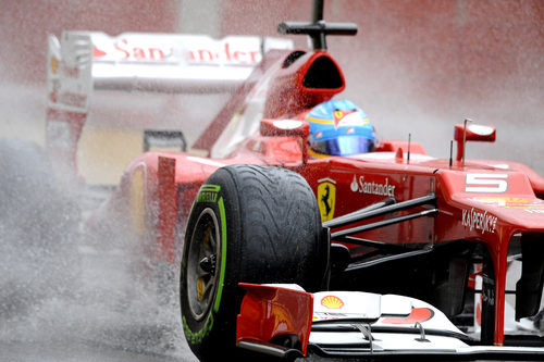 Fernando Alonso con neumáticos intermedios en Mugello