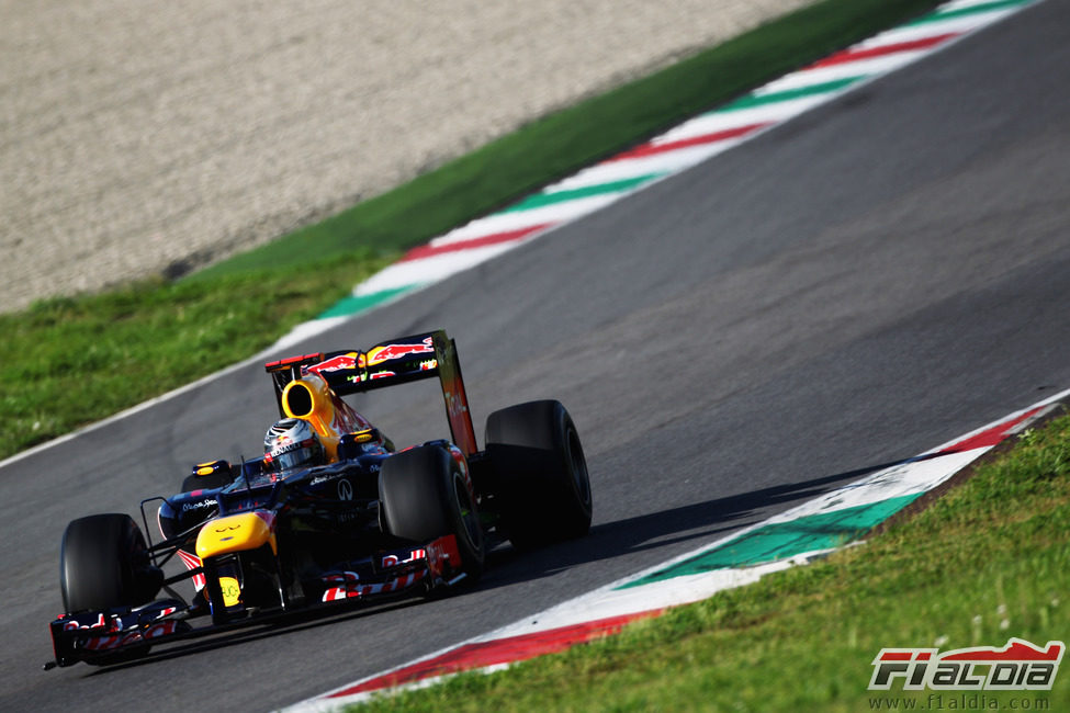 Sebastian Vettel rueda durante los test de Mugello