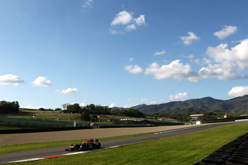 Sebastian Vettel completa otra vuelta en Mugello