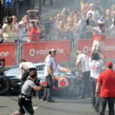 Jenson Button de pie encima de su McLaren