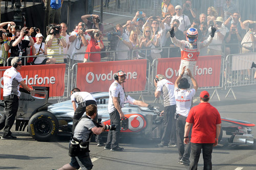 Jenson Button de pie encima de su McLaren
