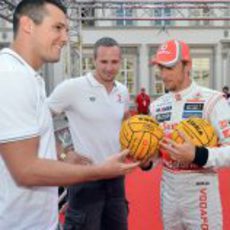 Jenson Button con dos balones en sus manos