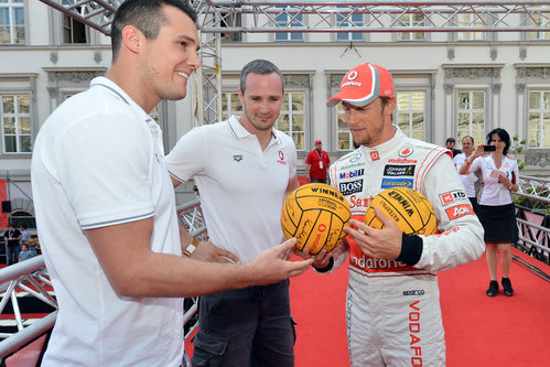 Jenson Button con dos balones en sus manos