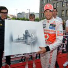 Jenson Button sostiene un cuadro