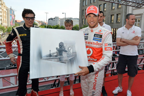 Jenson Button sostiene un cuadro