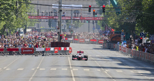 Jenson Button rueda ante el público de Budapest