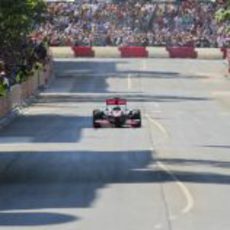 Jenson Button rueda por las calles de Budapest