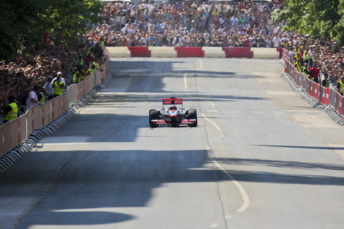 Jenson Button rueda por las calles de Budapest