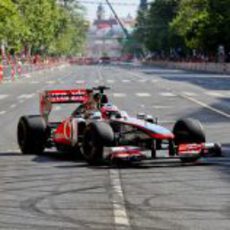 Jenson Button parado en la calle de Budapest