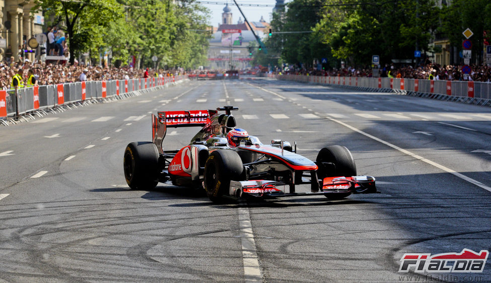 Jenson Button parado en la calle de Budapest