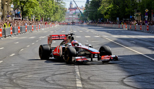 Jenson Button parado en la calle de Budapest