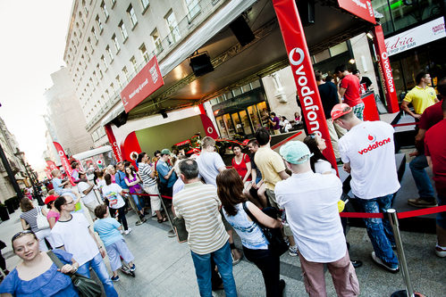 Público rodeando el stand de McLaren en Budapest