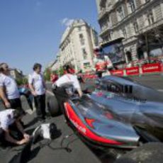 Mecánicos de McLaren preparan el coche de Jenson Button