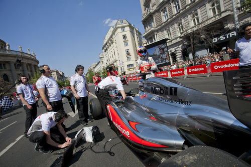 Mecánicos de McLaren preparan el coche de Jenson Button