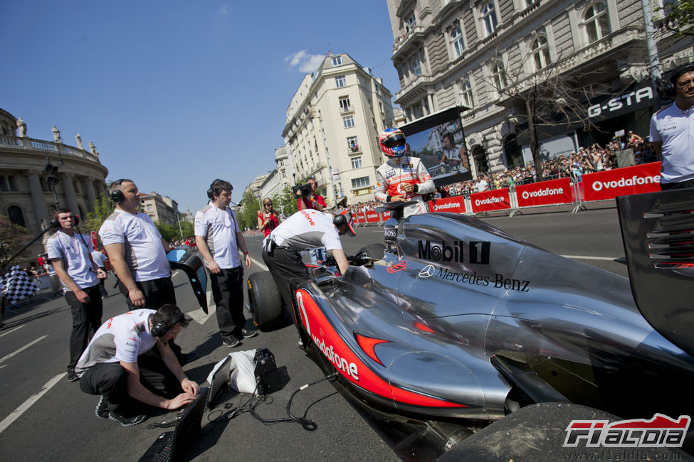 Mecánicos de McLaren preparan el coche de Jenson Button