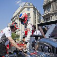 Jenson Button a punto de subirse al monoplaza