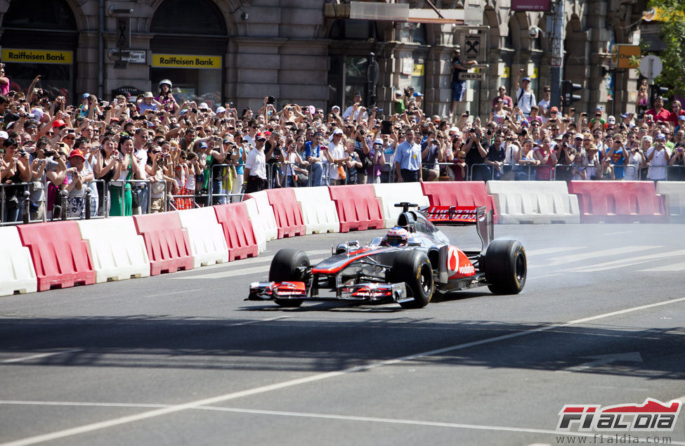 Jenson Button haciendo las delicias del público