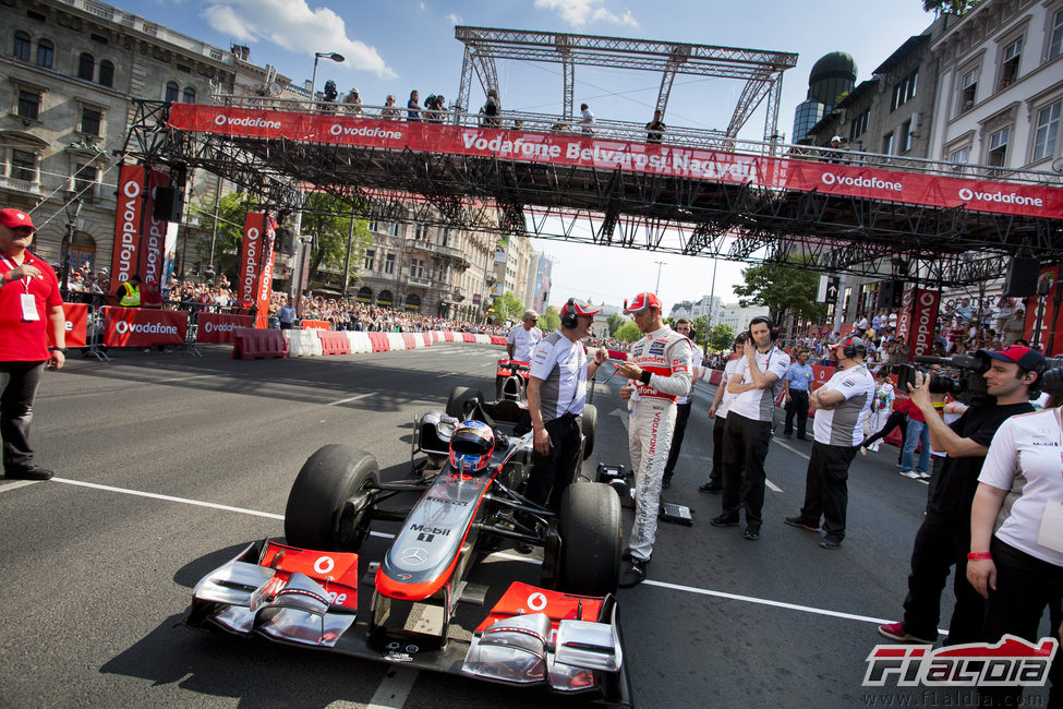 Jenson Button se prepara para subirse a su McLaren