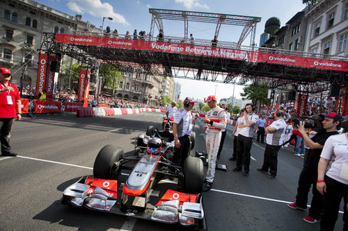 Jenson Button se prepara para subirse a su McLaren