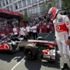 Jenson Button mira a su McLaren tras la exhibición en Budapest