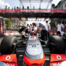 Mecánicos de McLaren comprueban el monoplaza en Budapest