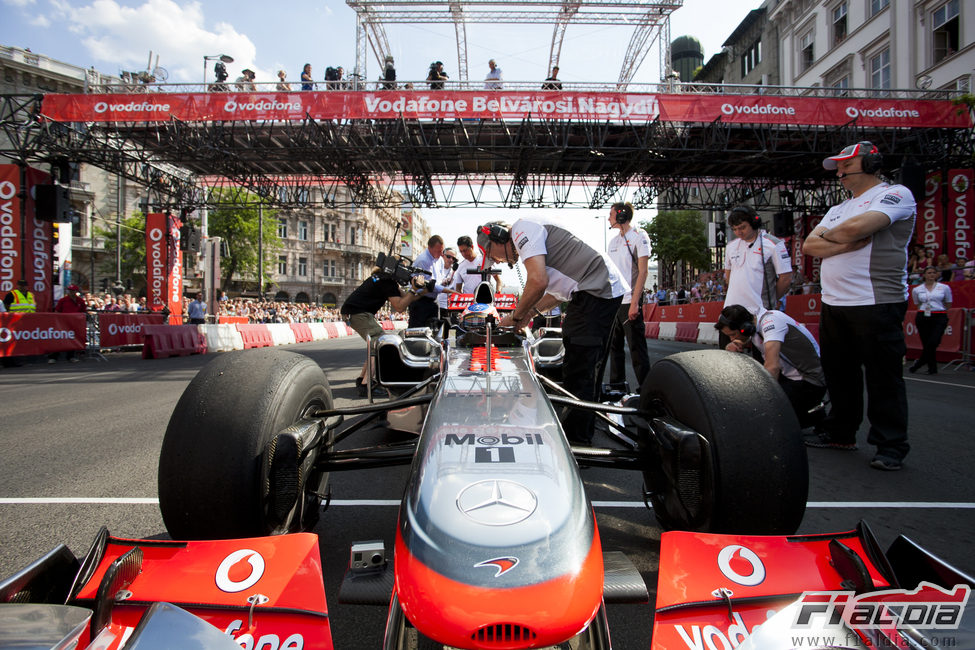 Mecánicos de McLaren comprueban el monoplaza en Budapest