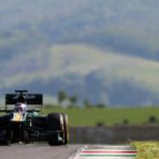 Vitaly Petrov por delante de un Marussia en Mugello