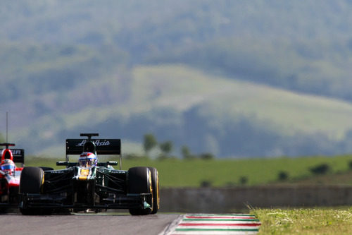 Vitaly Petrov por delante de un Marussia en Mugello