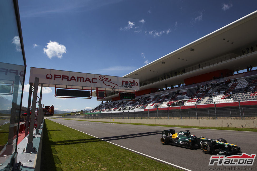 Vitaly Petrov rueda en el circuito de Mugello con su Caterham