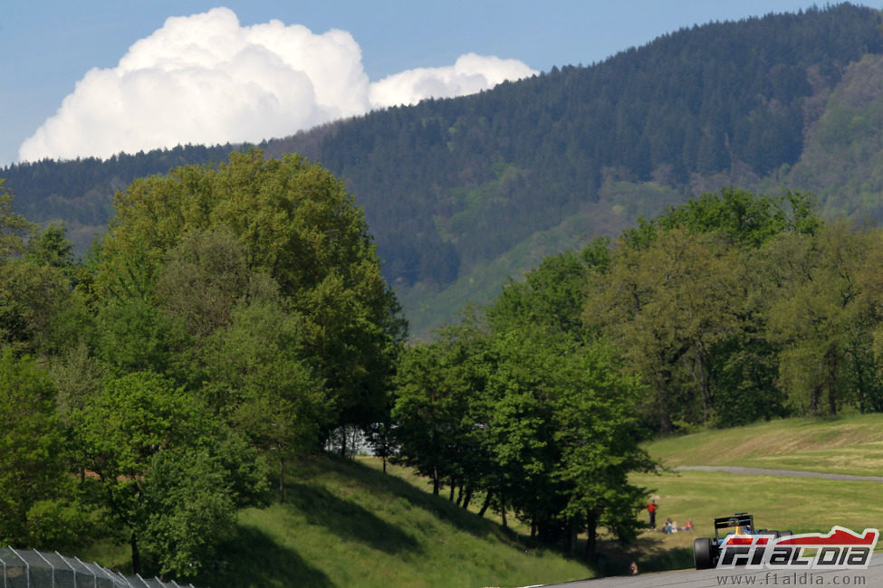 El Caterham de Vitaly Petrov junto al bello paisaje de Mugello