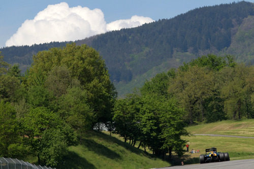 El Caterham de Vitaly Petrov junto al bello paisaje de Mugello