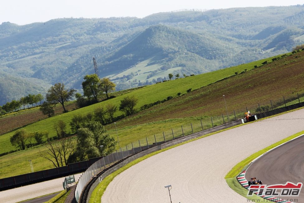 Sebastian Vettel rueda en el verde circuito de Mugello