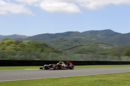 Romain Grosjean pilotando sobre el circuito de Mugello