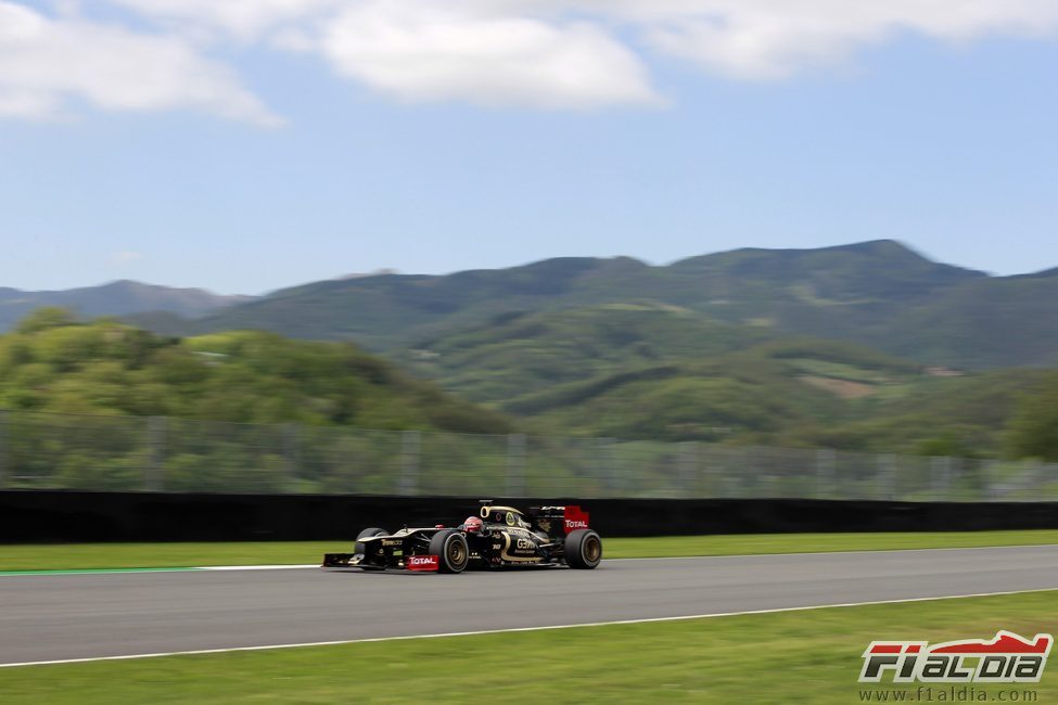 Romain Grosjean pilotando sobre el circuito de Mugello